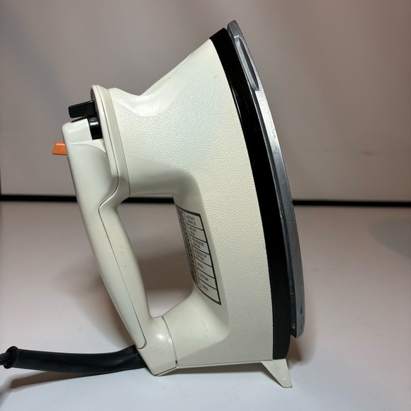 Vintage Black and Decker Light N Easy Steam and Dry Iron Tested Working VTG F383 - Picture 3 of 9